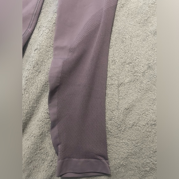 LULULEMON! Purple leggings in pristine condition! - Picture 3 of 6